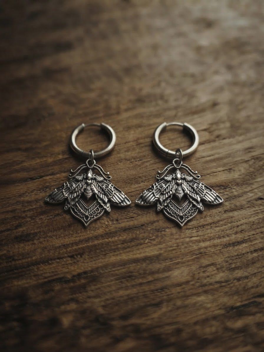 Creolen Ohrringe Ohrhänger Motte Moth Totenkopf silber Edelstahl Gothic Witchcra