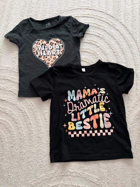 2 tshirts mit Aufschrift Size 110