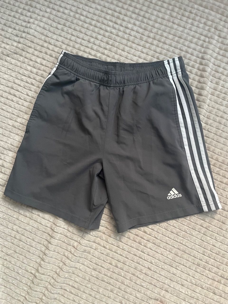 Adidas Adidas Sport-Shorts Grau mit Streifen Gr. S Size S