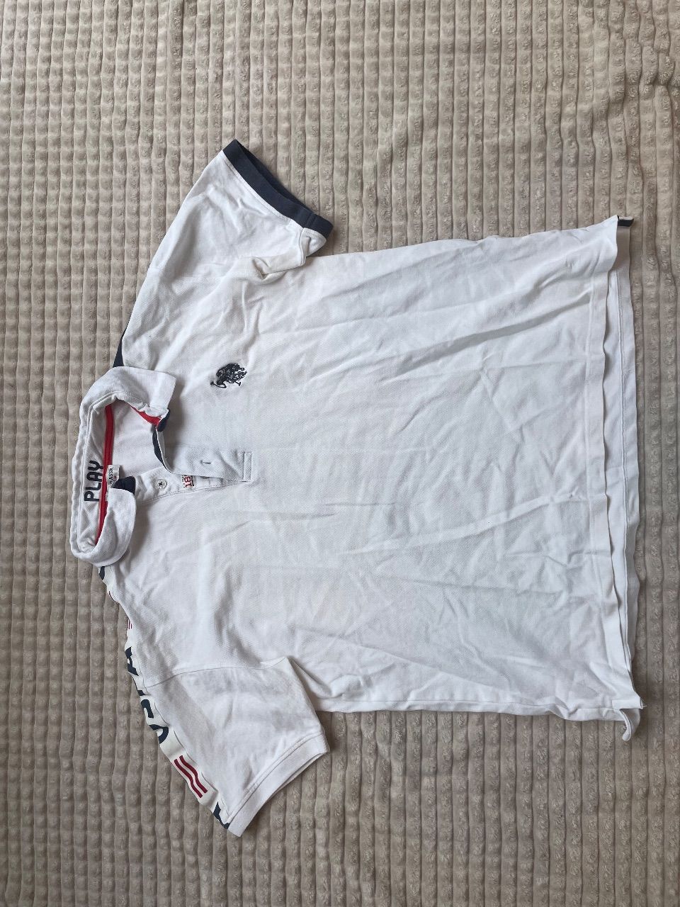 U.S. Polo Assn U.S. Polo Assn. Poloshirt – Weiß mit "PLAY" Ärmel-Detail (Gr. L) Size L