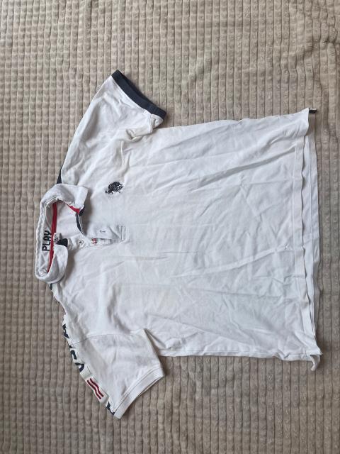 U.S. Polo Assn. Poloshirt – Weiß mit "PLAY" Ärmel-Detail (Gr. L)