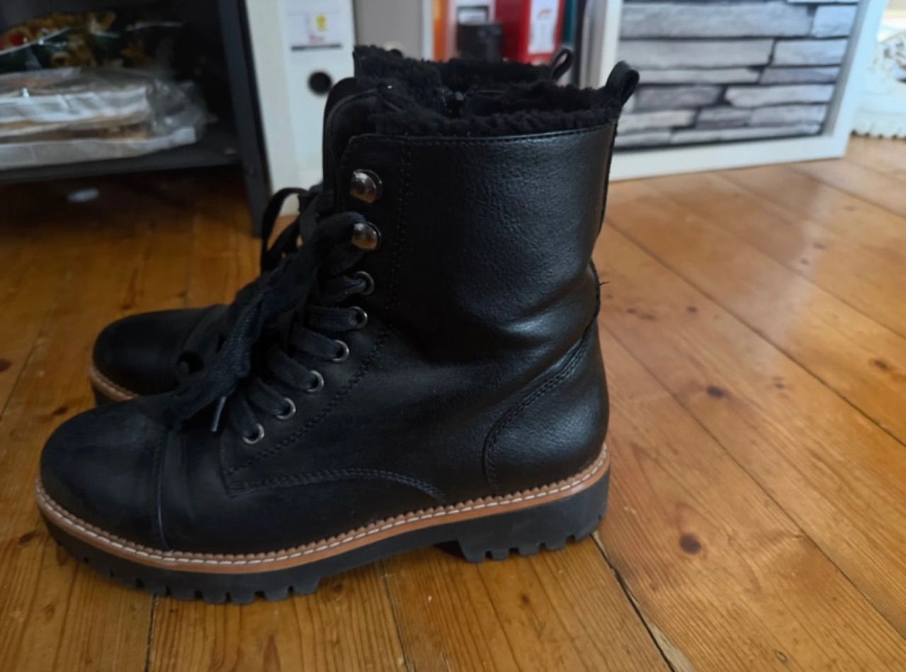 Schwarze Schnürboots / Winterstiefel mit Warmfutter - Gr. 39 (Zustand: Wie neu!) Size 39
