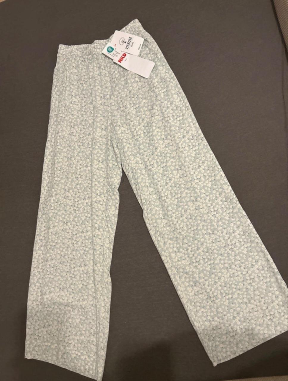 Hellgrüne Viskose Sommer Hose von NKD mit floralem muster🌸