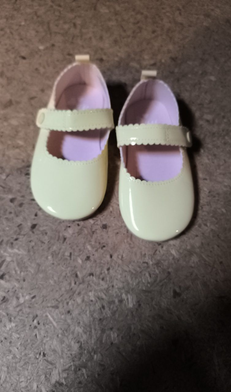 H& M Babyschuhe in einer hellgelben Lackoptik. Size 22