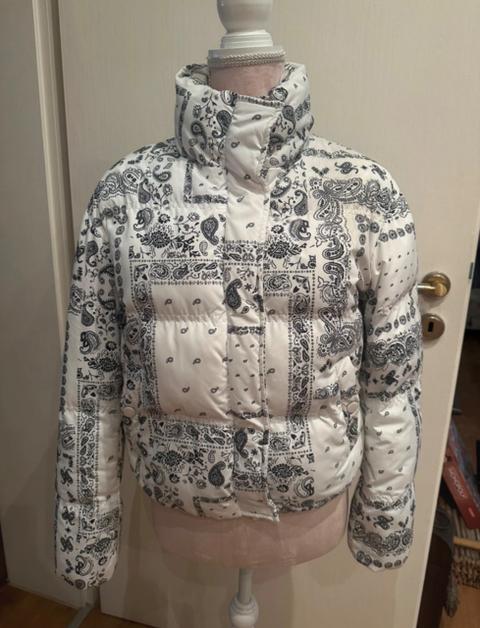 Daunenjacke mit schwarz weißem Muster