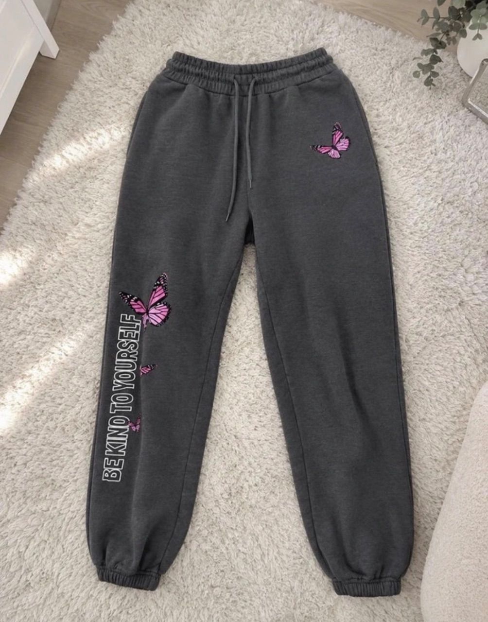 Sonstiges  Damenzweiteiler Jogginganzug Grau mit Schmetterlingen – Größe XS- M – Neuzustand Size M