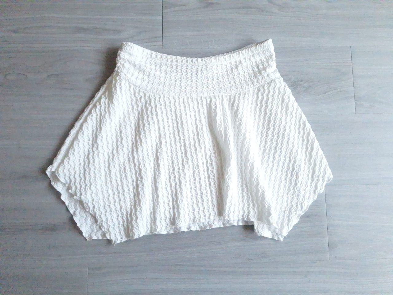 Gina Tricot Gina Tricot Minirock Skaterrock Strukturrock High Waist Weiß 36 Size S