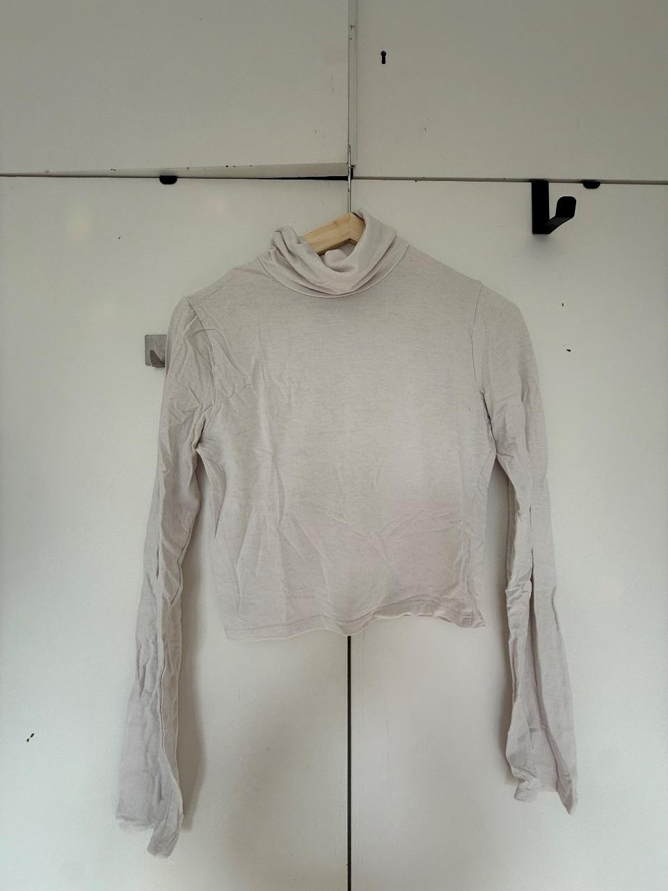 Bauchfreies Langarmshirt mit Rollkragen
