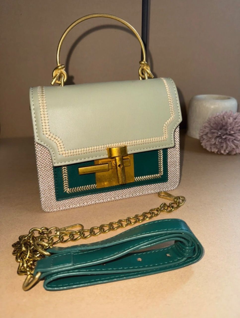 Ohne Marke Elegante Mini-Handtasche mit Goldgriff & Kette – Grün/Beige/Goldene Akzente