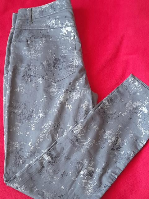 LauRie LauRie Hose Regular Gr. 44 Grau-Silber mit Blumenmuster / Floral Print -
