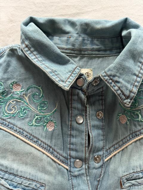 Denim Jeans Hemd mit Blumenstickerein Size XS