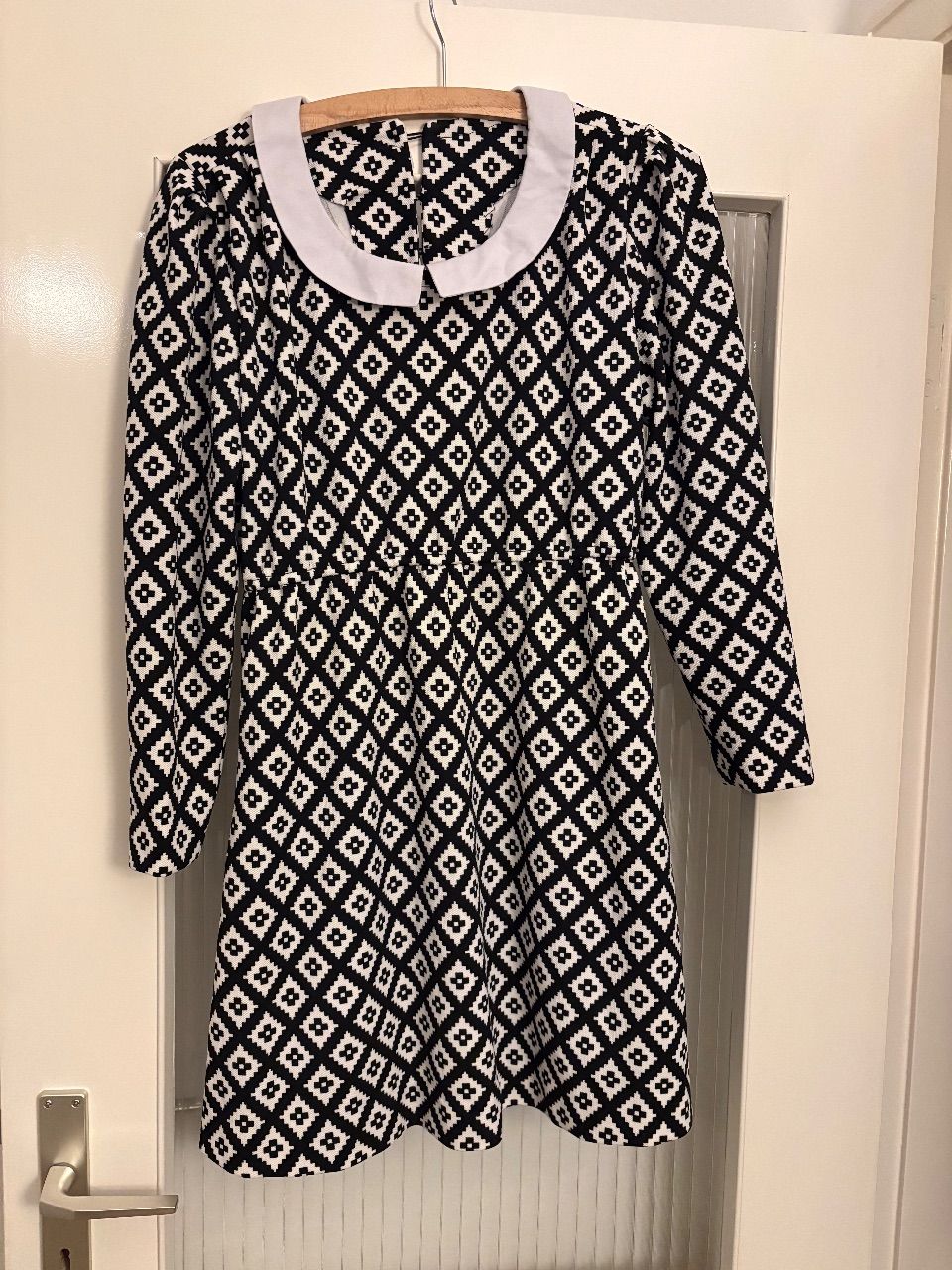 Schwarz-weiß gemustertes Kleid mit Kragen Size M