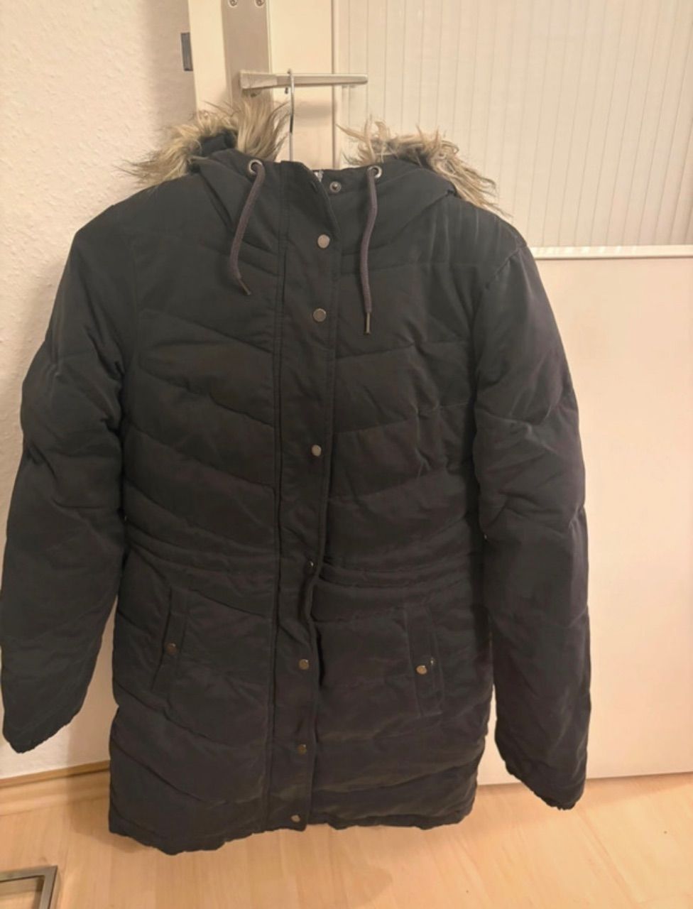 Clockhouse Schwarze Winterjacke | Gr. 36 | Fellkapuze | warm & gepflegt Size 36