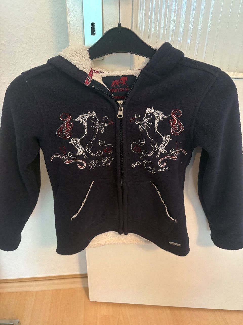 Traum-Pferde by manguun Dunkelblaue Fleecejacke mit Pferde-Stickerei Größe 128 Size 128