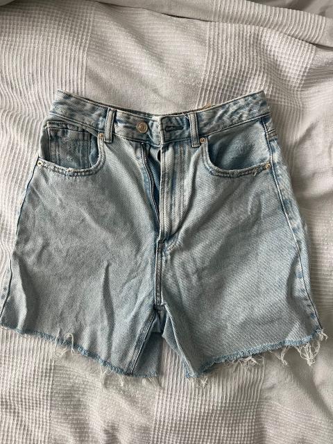 Stradivarius Kurze Hose Size S