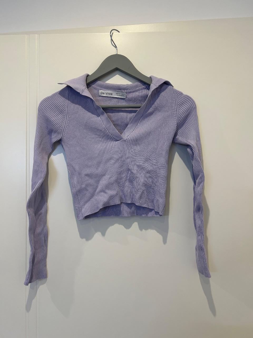 Bershka Langarmshirt mit V Ausschnitt lila Gr. XS
