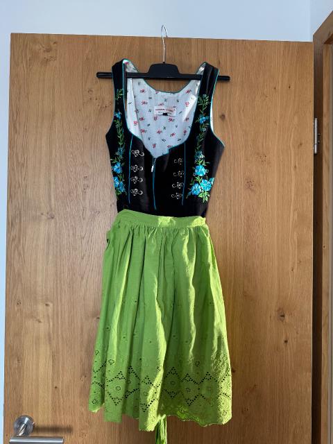 Schwarzes Dirndl mit Blumenstickerei
