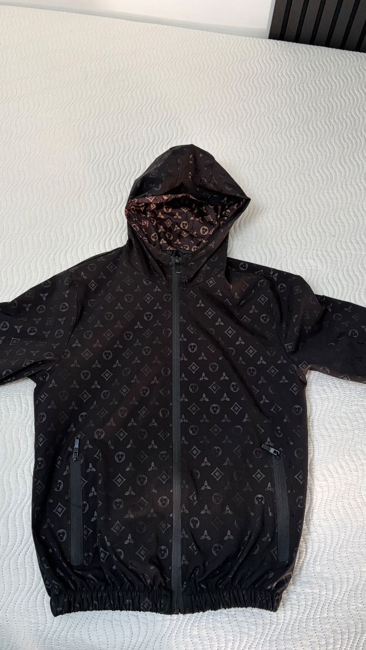 Keine  Schwarze Designer-Style Jacke mit Kapuze & Muster Size M