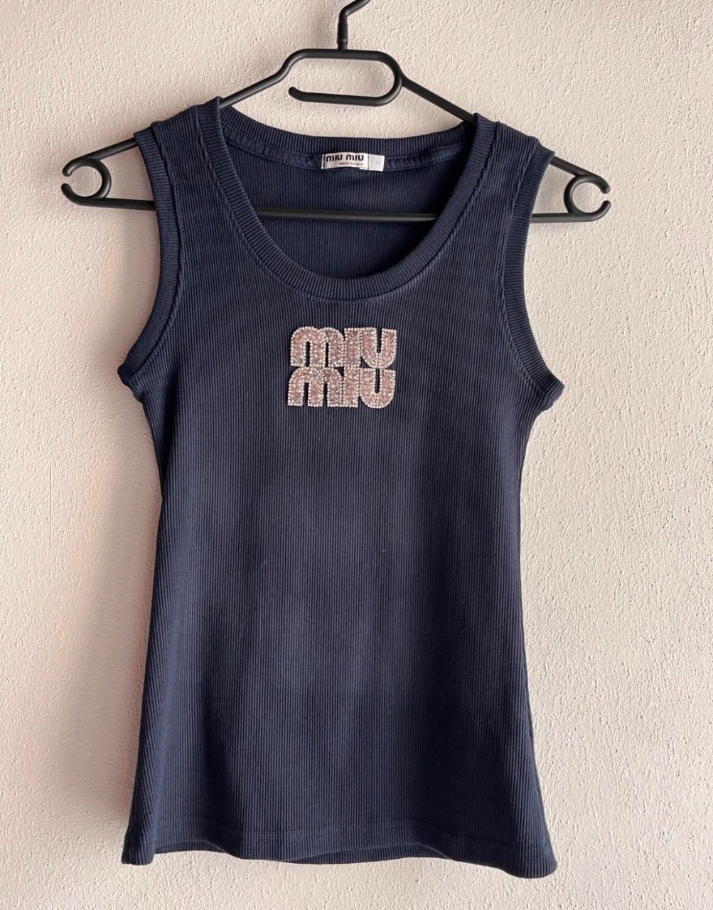 Miu Miu  Schickes Miu Miu Tank Top in Dunkelblau mit Strass-Logo (Gr. S)