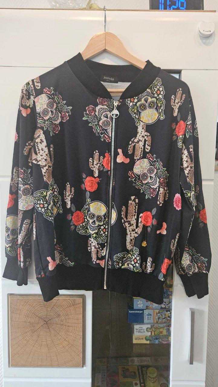 Dünne Jacke mit Totenköpfe