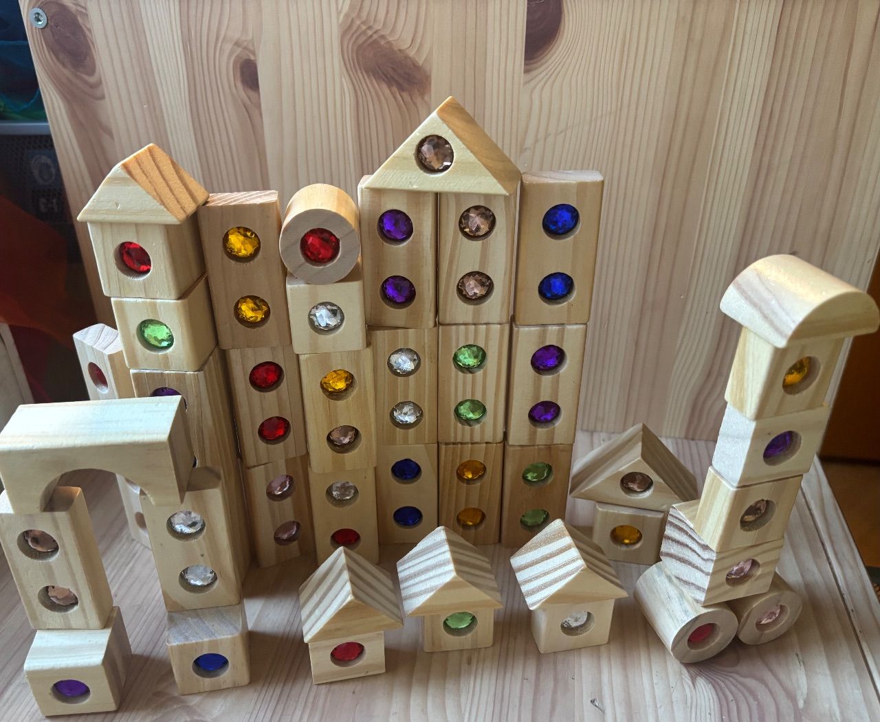 Wunderschönes, 50-teiliges Holzbausteine-Set mit eingelassenen Glitzersteine