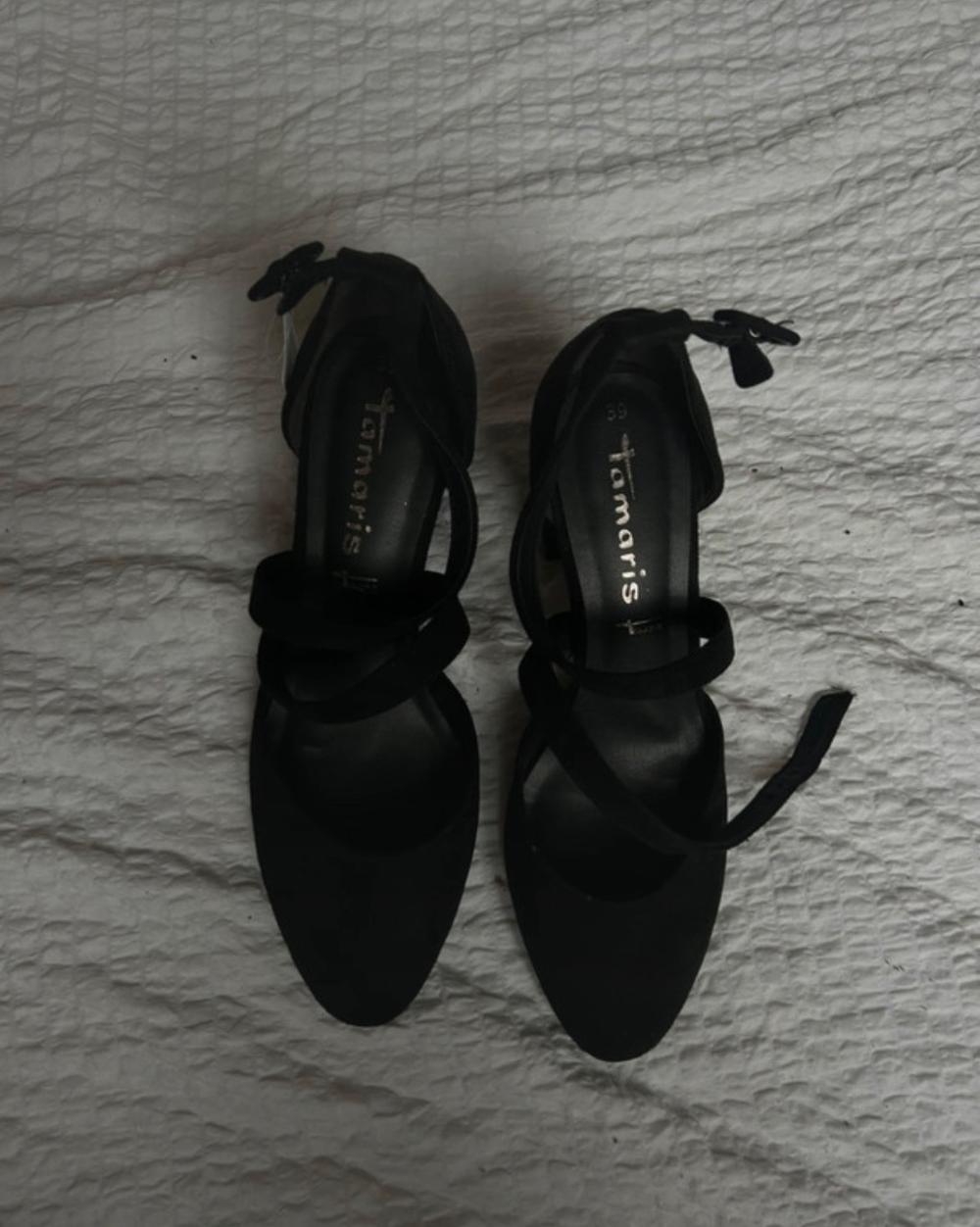 Schwarze Heels