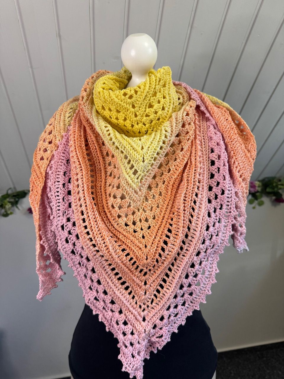 Ohne Marke Handgehäkeltes Dreieckstuch Farbverlauf Gelb Apricot Rosa | Boho Unikat