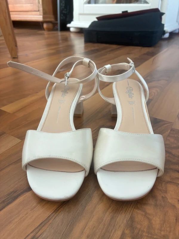 Buffalo Weiße High‑Heels mit Blockabsatz und zarter Knöchel‑Schnalle. Gr. 39 Size 39