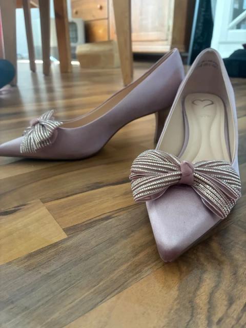 Rosa Satin‑Pumps mit spitzer Kappe und großer, funkelnder Strass‑Schleife. Gr39 Size 39