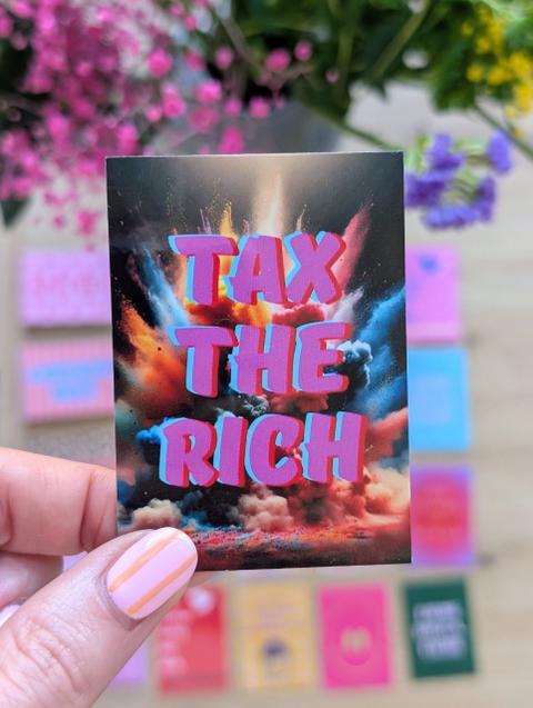 Selfmade Handmade Kühlschrankmagnet „TAX THE RICH“ Explosion (5 x 7 cm)
