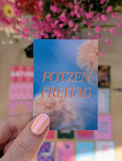 Selfmade Handmade Kühlschrankmagnet „FOTZEN FREITAG“ Wolken & Blumen (5 x 7 cm)