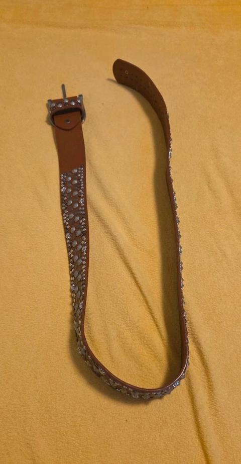Gina Schöner brauner Gürtel mit Nieten & großer Schnalle (100 cm) / Gina