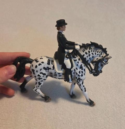 Schleich Schleich Pferd mit Reiterin / Knabstrupper im Dressur-Look (Top