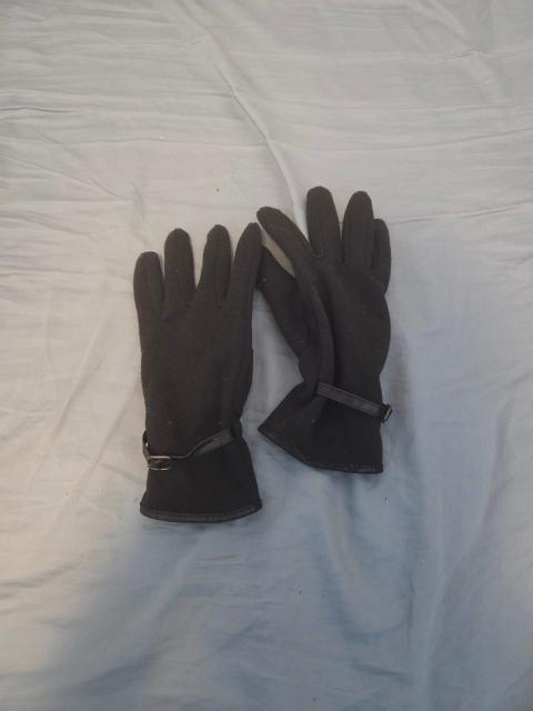 Schicke schwarze Fleece-Handschuhe mit Zierriemen