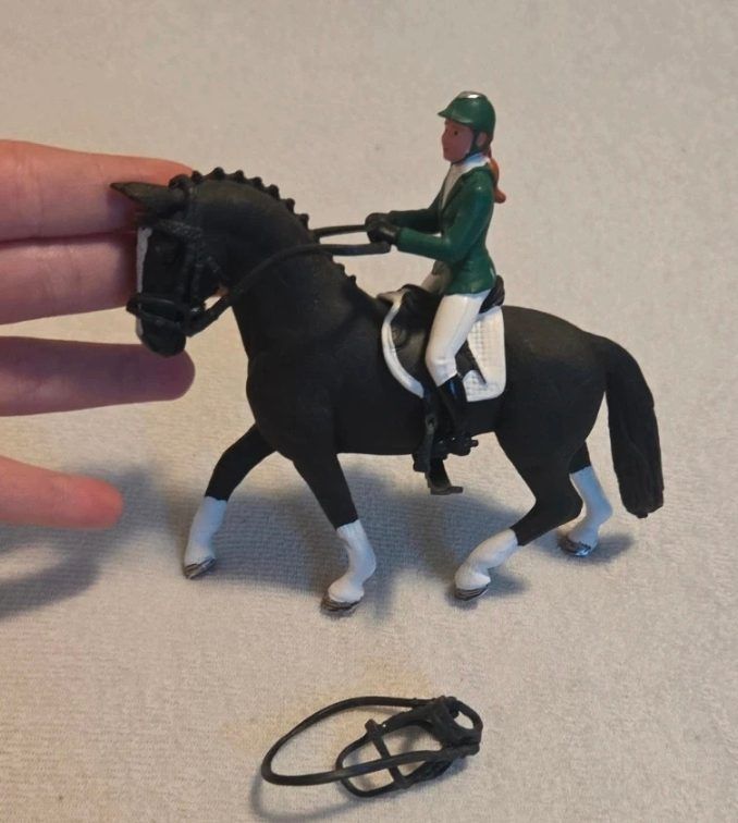 Schleich Schleich Schwarzes Pferd mit  Dressur Reiterin & Zubehör Grün – Set