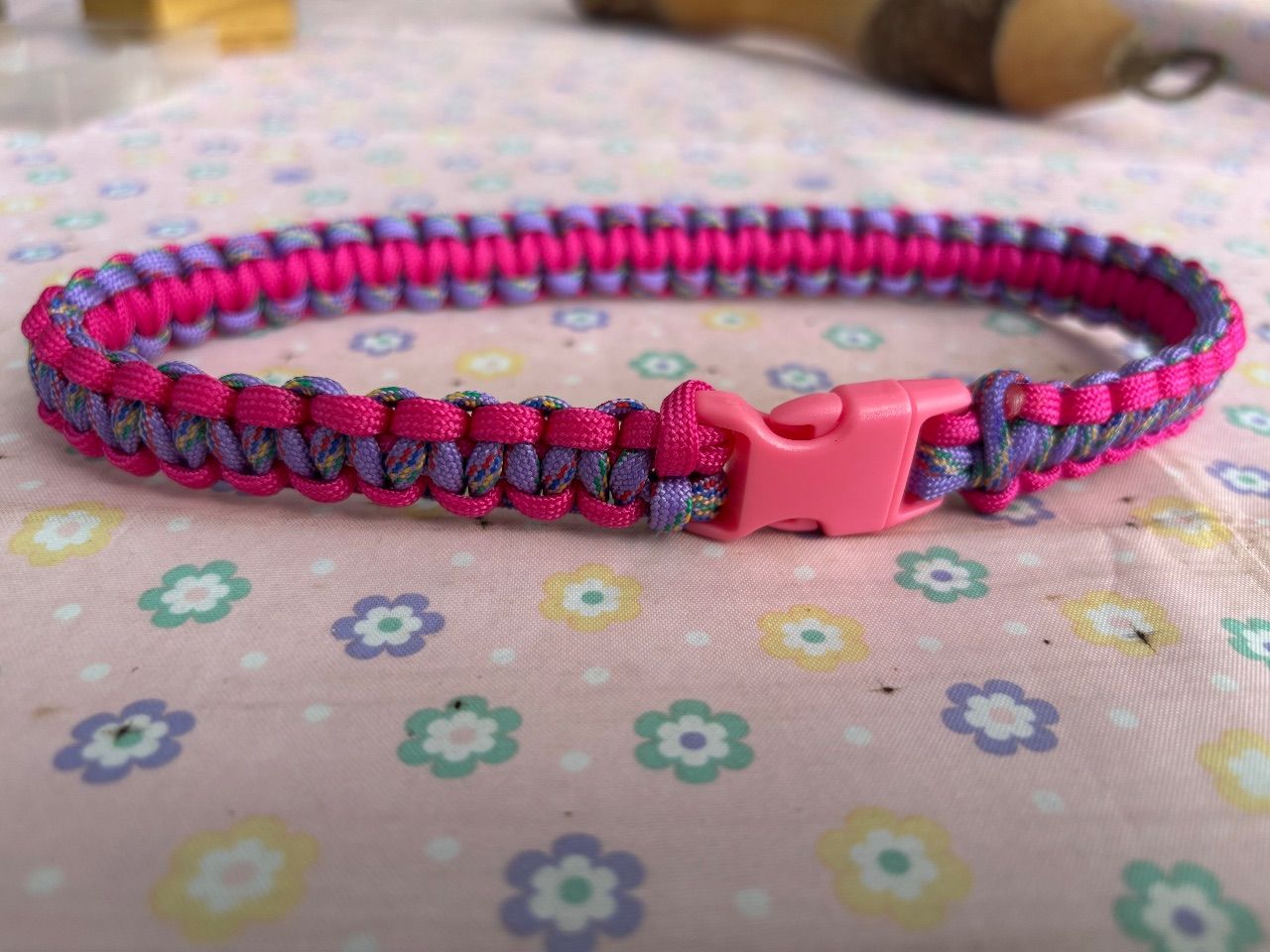 Handgefertigtes Paracord Hundehalsband | Pink-Lila Bunt | ca. 49 cm | leicht & r