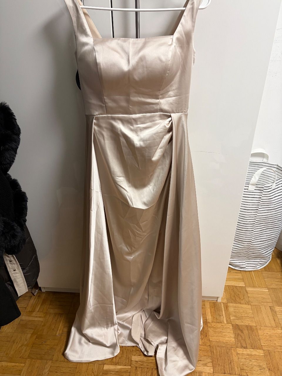 Ohne Marke Champagne Kleid in schönem satin Stoff  Size M