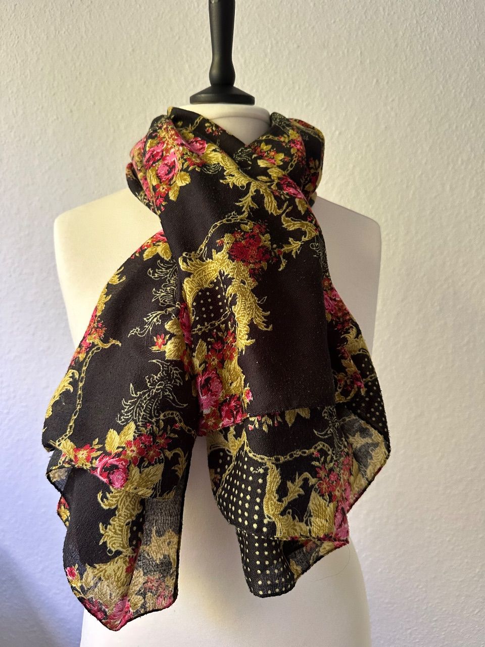 Ohne Marke Eleganter Schal / Tuch in Schwarz mit Blumen & Barock-Muster