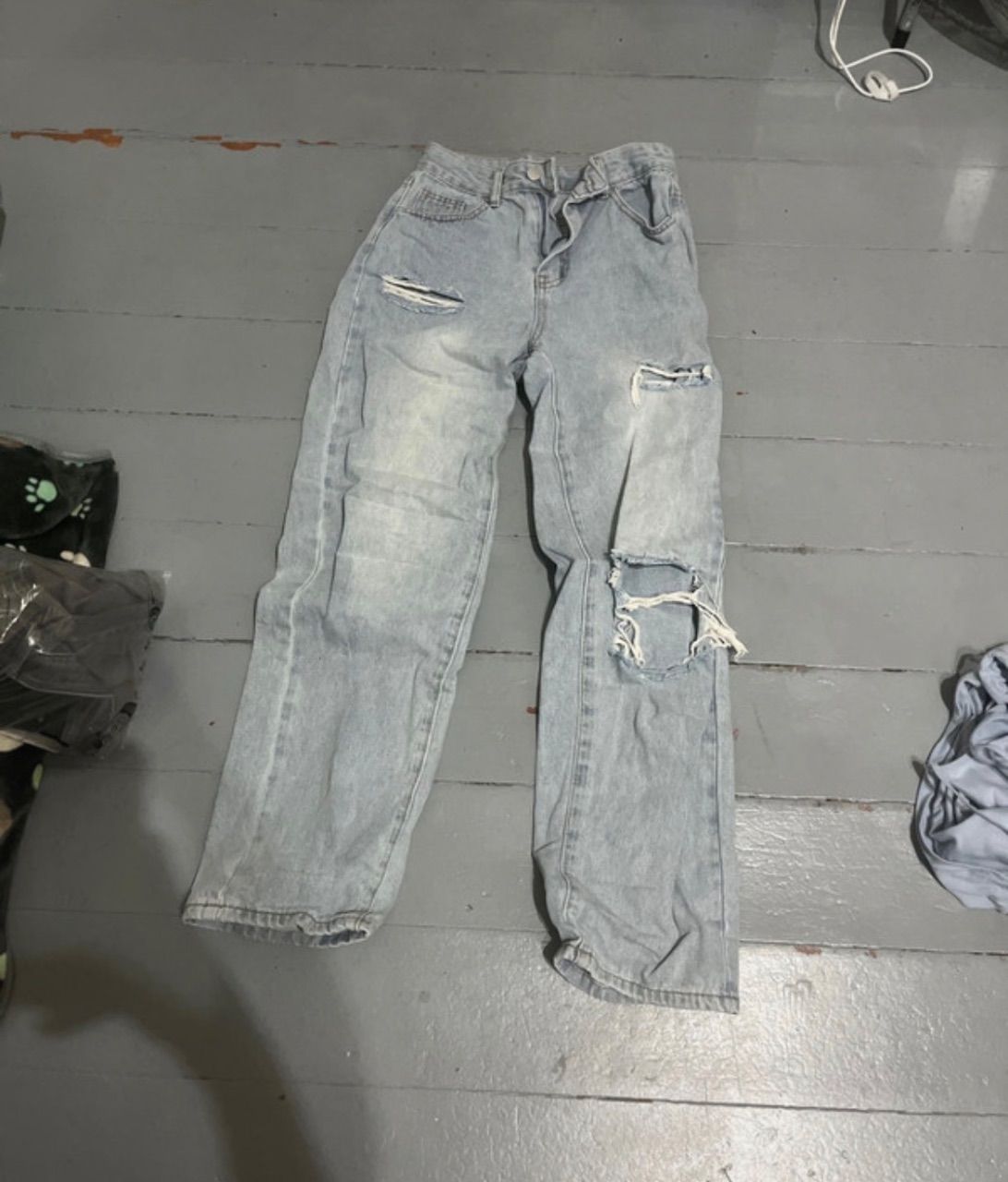 Shein Jeans ein Loch am knie und oben 2 kleinere löscher Size XS