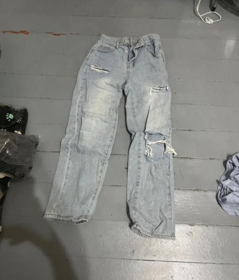Jeans ein Loch am knie und oben 2 kleinere löscher