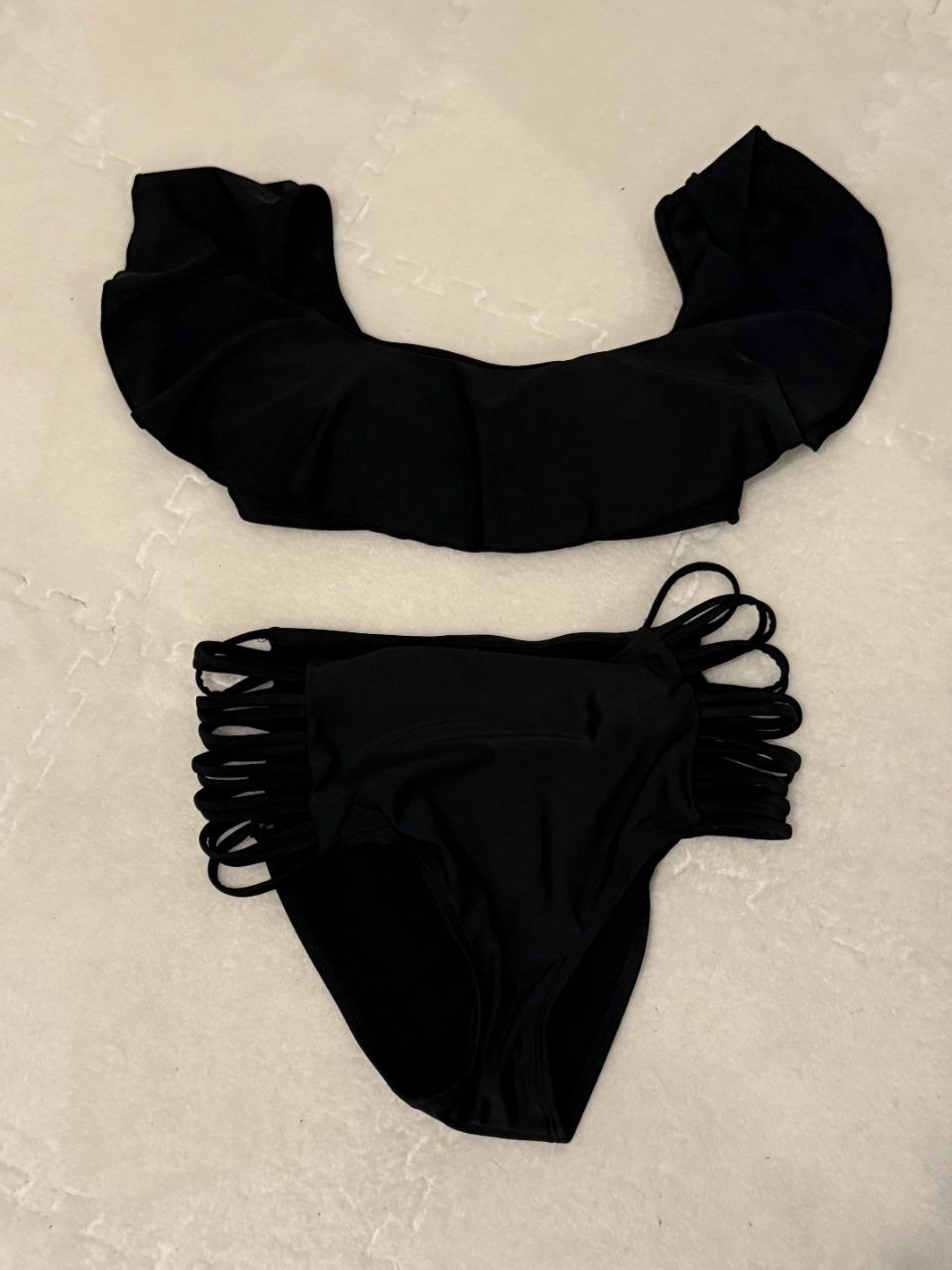 Ohne Marke Schwarzer Bikini mit Cut-Outs & Volant – Größe S Size S