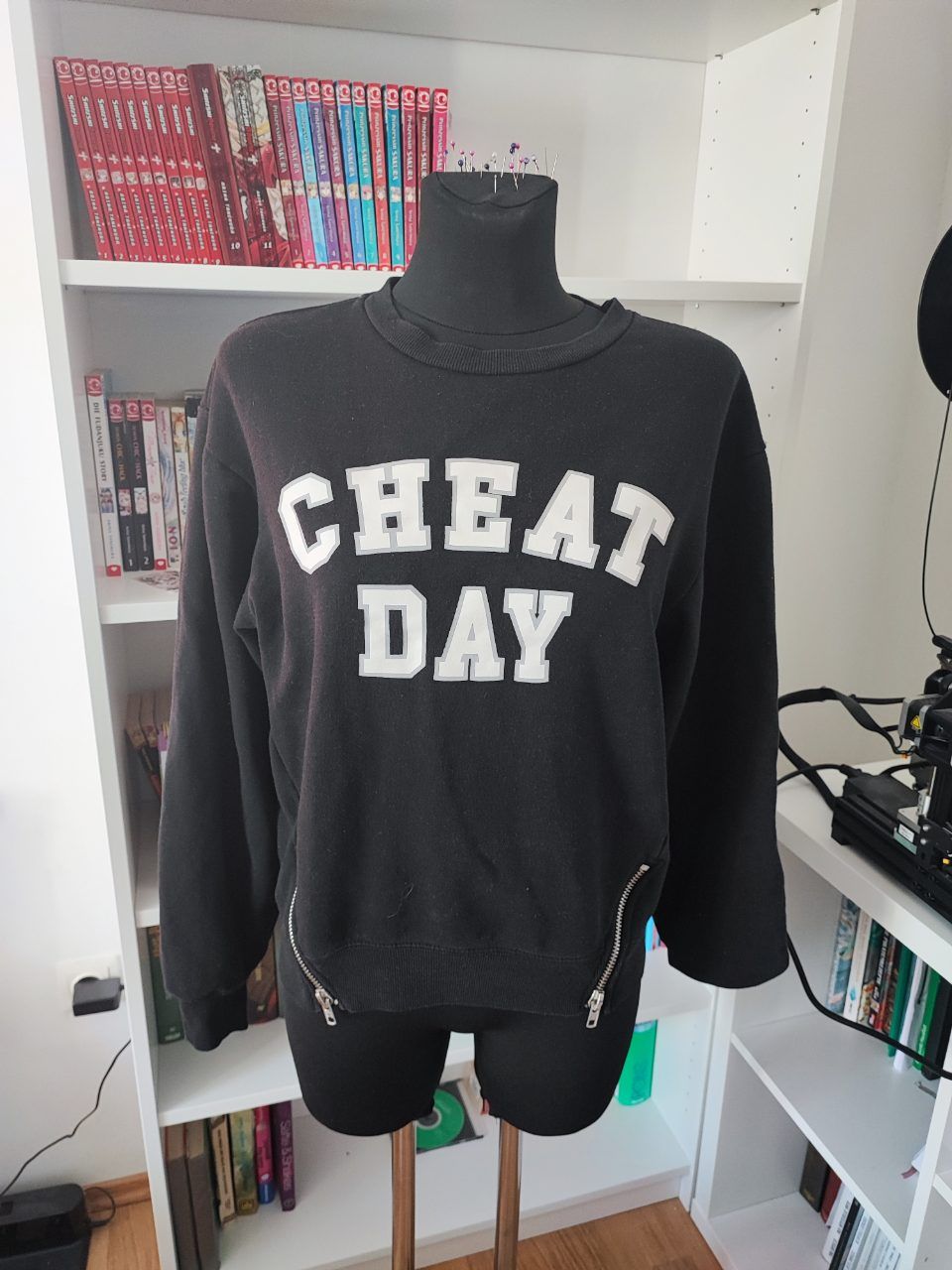 Primark „Cheat Day“ Sweatshirt – Gr. S – Schwarz mit Style-Zippern Size S