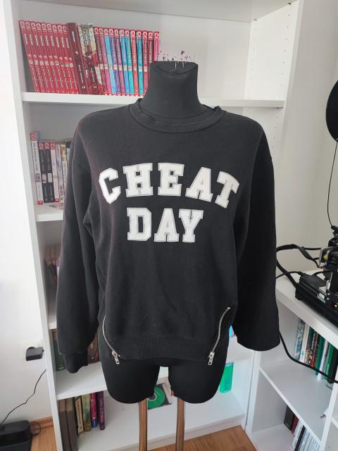 Primark „Cheat Day“ Sweatshirt – Gr. S – Schwarz mit Style-Zippern Size S