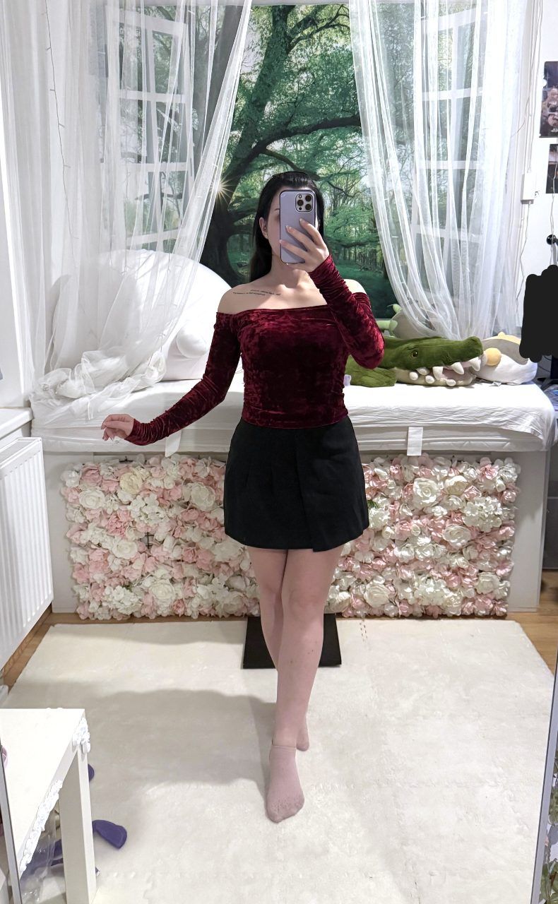 I L❤️V BBOO (Made in Seoul) K-Fashion Samt-Set aus Seoul – Bordeaux Off-Shoulder Top & Minirock – Gr. XS/S Size XS
