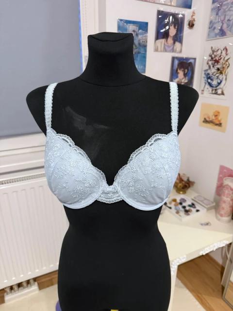 C&A C&A BH 95D – Hellblau mit edler Spitze – Top Halt & Bequem