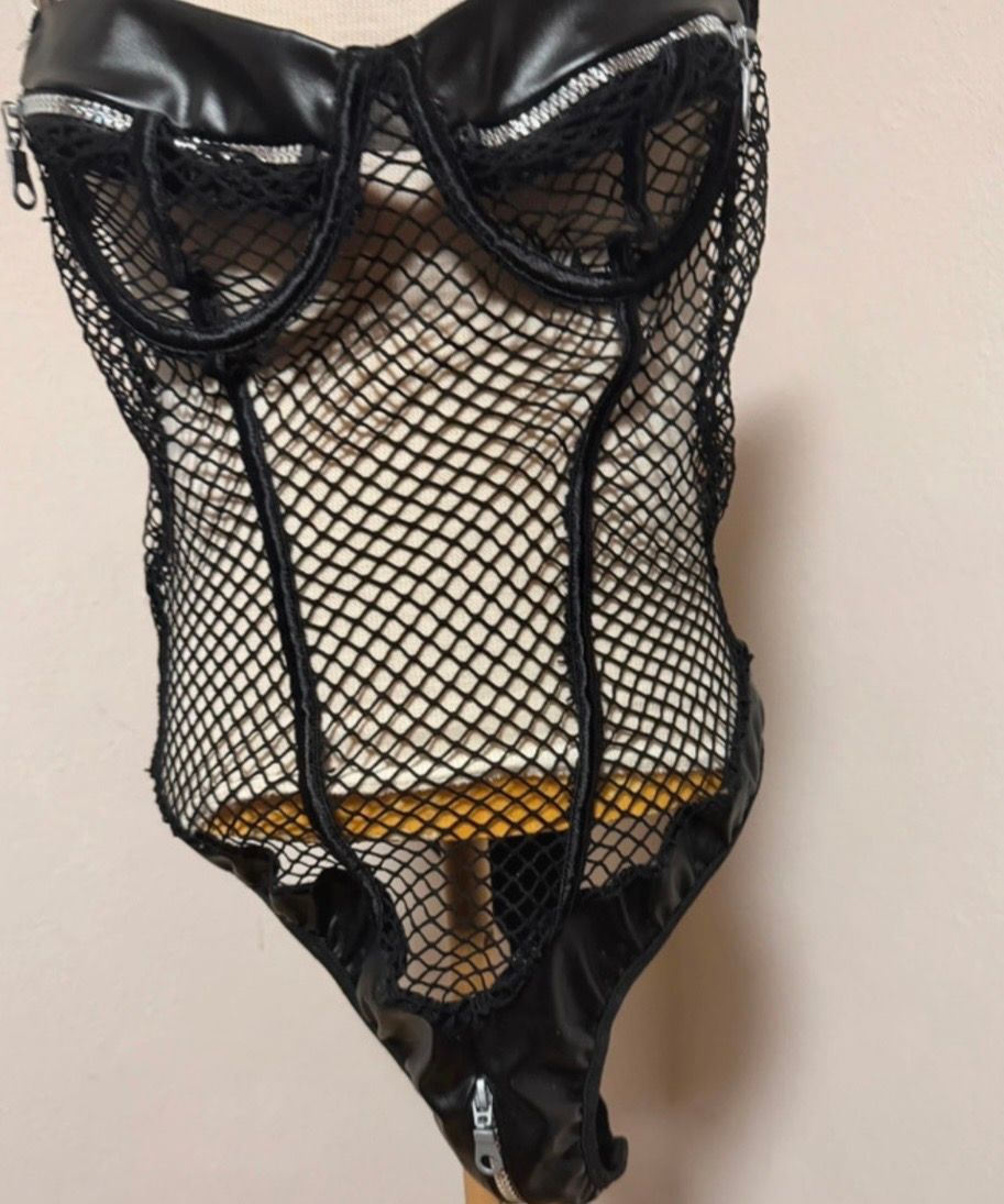 schwarzer Body mit Reißverschlüsse neu Size L