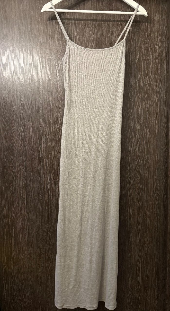 H&M Langes graues Kleid von H&M aus geripptem Stoff. Hat dünne, verstellbare Träger  Size M