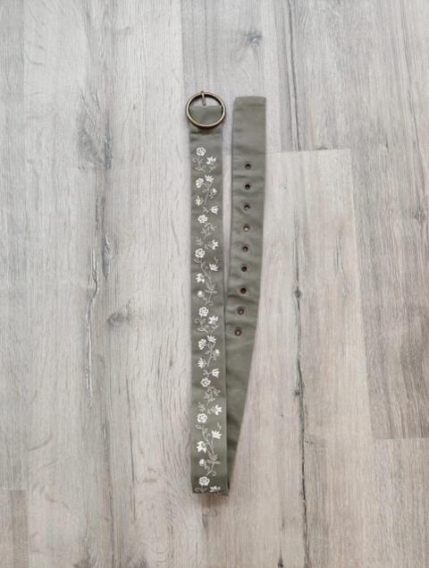 Hollister Hollister Twill-Gürtel Olivgrün mit Blumenstickerei XXS/XS