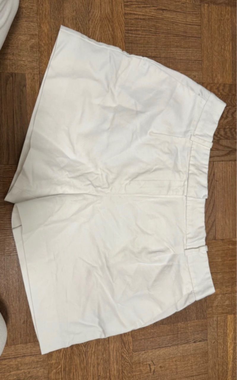 Zara Elegante Zara Short  Size L