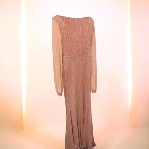 Glitzerndes langärmliges Kleid
